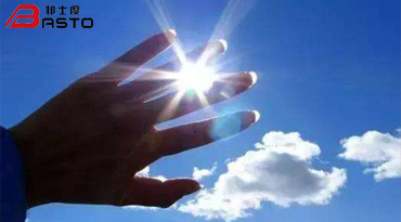 戴上防護(hù)眼鏡別讓紫外線“亮瞎眼睛”