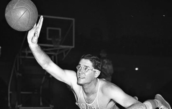 籃球眼鏡球星喬治麥肯