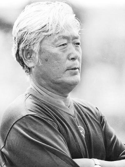 前國(guó)足主帥高豐文離世 曾談及足球場(chǎng)鮮見戴運(yùn)動(dòng)眼鏡